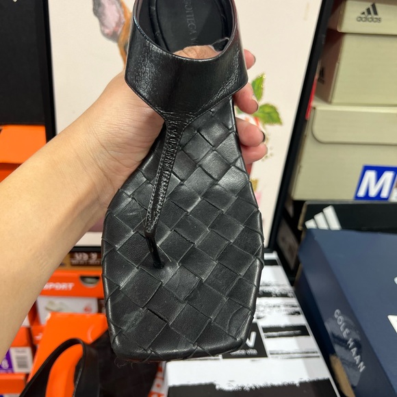 🔥🔥Bottega Veneta Marella 45MM Leather Block-Heel Sandals retail is $1,100 - Picture 8 of 10